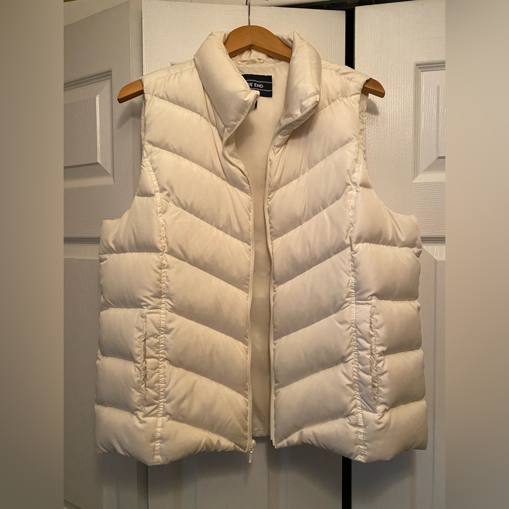 Ladies lands and puffy vest in white-ish cream